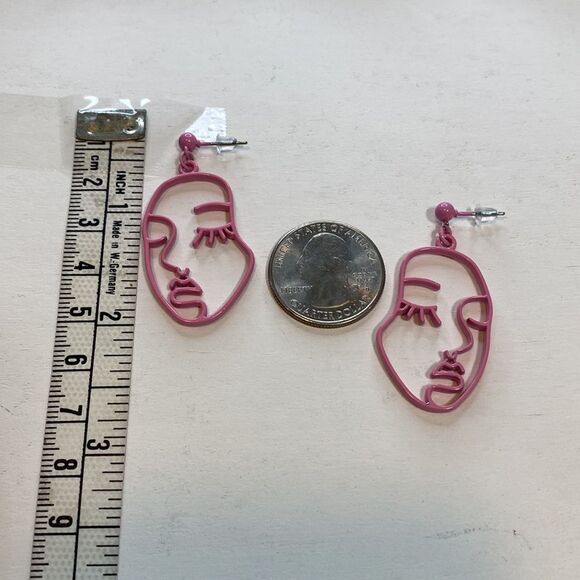 (5/$25 SALE ✅)Boho Artsy Retro Pink Angel Face Lightweight Post Dangle Earrings - Picture 3 of 3
